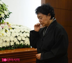 [TEN PHOTO] 故 김인태 빈소 &#39;슬픔에 잠긴 백수련&#39;