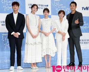 [TEN PHOTO]서인국-서은수-정소민-장영남-박성웅 &#39;하늘에서 내리는 일억개의 별 주역들&#39;