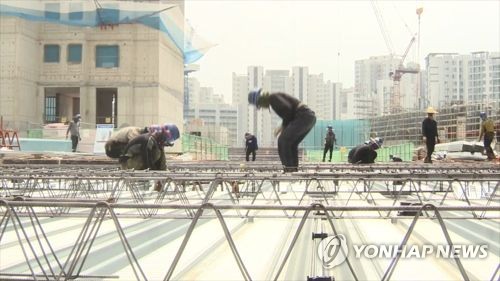 진주 아파트 신축현장서 질식사고…1명 사망·3명 경상