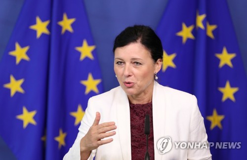 EU, 페이스북에 "연말까지 EU법 준수해야… 미이행시 제재"