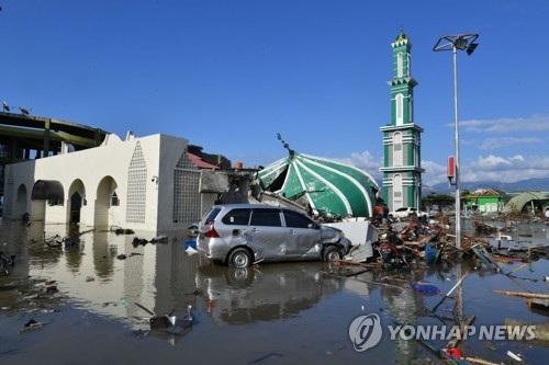 길고 좁은 만에 들이닥친 인니 쓰나미, 피해 키웠다