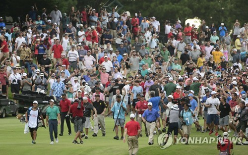 우즈 "진통제 없이 못 살 줄 알았는데… 믿기지 않는 우승"