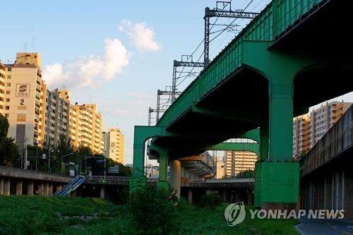 철도 교각, 기업 광고판 된다… 온천수 기준 다양하게