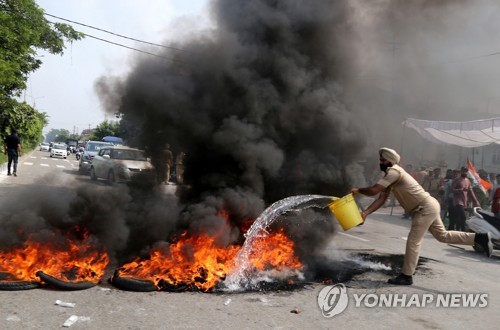 환율비상·유가상승에 인도 곳곳 파업·시위… 정국불안 고조