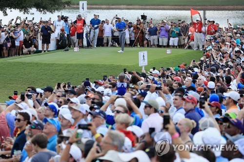 우즈, 투어 챔피언십 3타 차 선두… '5년 만에 우승 보인다'