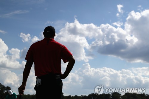 빨간 셔츠의 마법이 다시 시작됐다… 부상 딛고 완벽 부활한 우즈