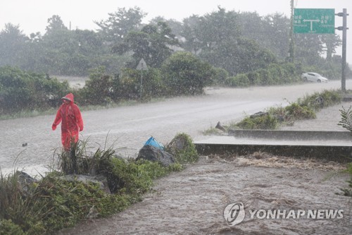 제주도 전역 호우주의보 확대… 시간당 20∼30㎜ 비