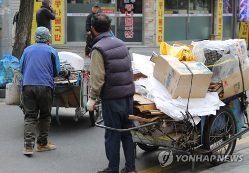 생활비 걱정에 은퇴 못하는 韓노인… 70∼74세 고용률 OECD 1위