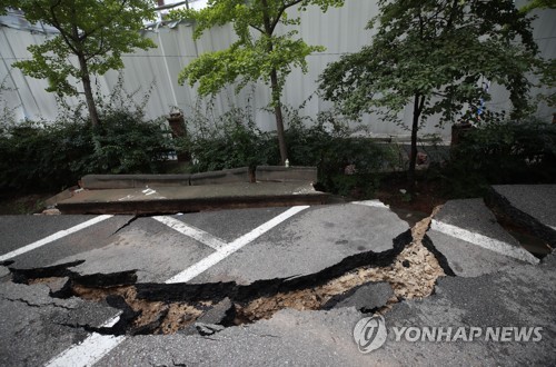 금천구, '가산동 지반침하' 대우건설 고발…"안전조치 부실"