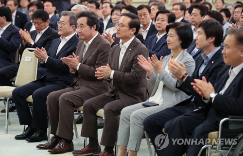 당정청 "소득주도성장 보완책 마련하되 속도 높일 것"