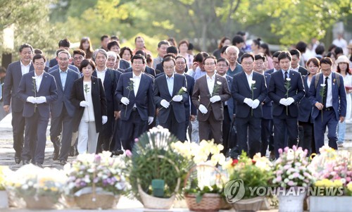 "노 전 대통령 철학 확산 노력"… 봉하 찾은 이해찬 '취임 신고'