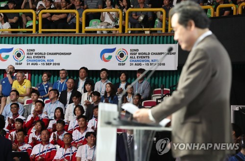 고요했던 북한 사격 선수단, '빨간맛' 노래 맞춰 박수 짝짝