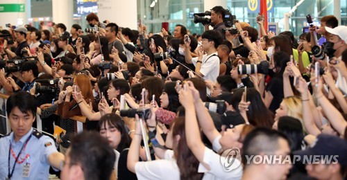 '환영 인파 운집' AG 축구팀 귀국 현장…여고생 팬도 등장