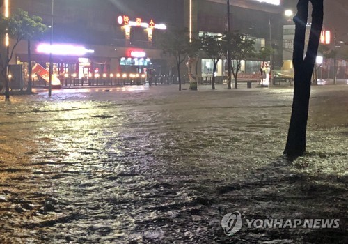 밤사이 또 시간당 70mm 물폭탄… 전국 곳곳서 도로·주택 침수