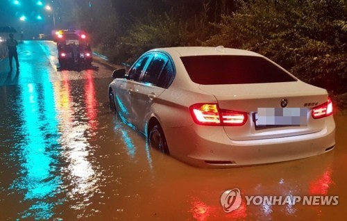 밤사이 또 시간당 70mm 물폭탄… 전국 곳곳서 도로·주택 침수