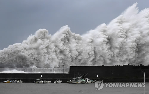  '최악' 태풍 제비에 日11명 사망… 간사이공항 폐쇄로 5000명 고립