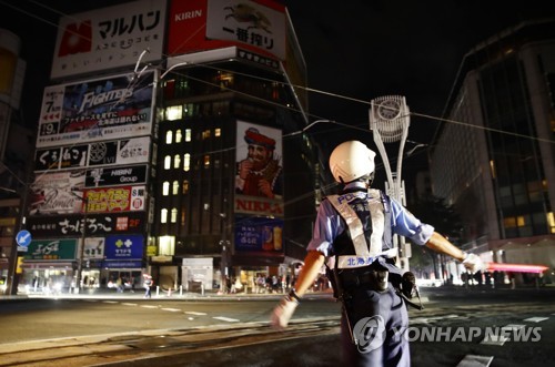 태풍에 이어 '강진'… 日아베 "홋카이도 지진 대응에 전력"