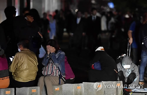 日홋카이도 강진 뒤 '암흑'… TV·전화 사용못해 재해정보 '깜깜'