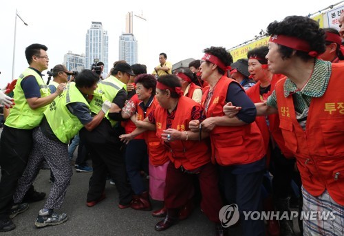 노량진수산시장 강제집행 또 무산…상인·집행관 물리적 충돌