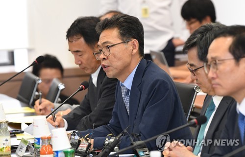 홍장표 "낙수효과 한계…소득주도성장, 우리가 가야 할 길"
