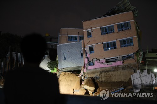 전문가 "기울어진 상도유치원, 기둥 다 파괴… 사용 불가"