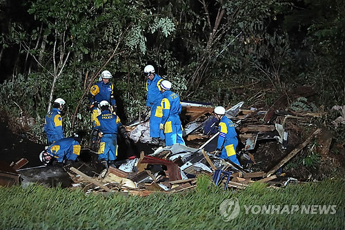 "삽으로 흙퍼내고 손으로 나무 제거"… 日매몰현장 밤샘 구조작업