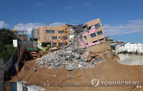 '상도유치원 사고' 관계자 출국금지·압수수색… 경찰 본격 수사