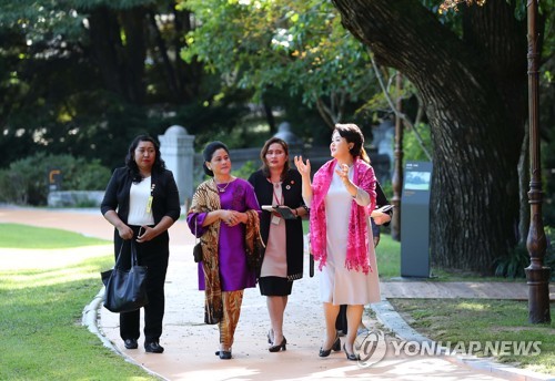 김정숙 여사, 인니 대통령 부인과 전통 매듭 체험하며 친교 다져