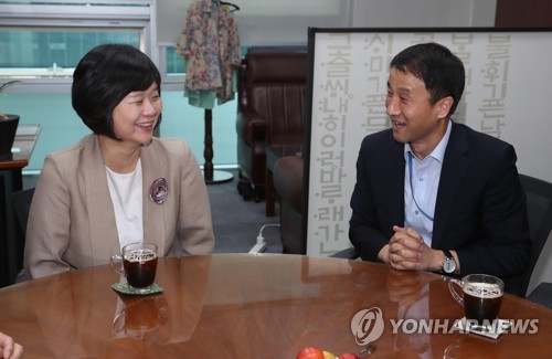  靑정무, 여야에 평양회담 동행 요청… 이해찬 정동영 이정미 수락