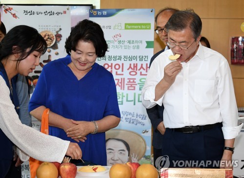 문대통령, 추석前 농축수산물 장터 찾아… 한우·곶감 구매