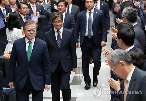 사법농단 첫언급 문대통령, 강력한 개혁 시그널… 자율성도 강조