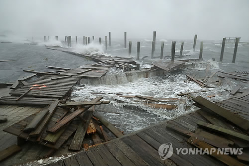 '물폭탄' 허리케인 美남동부 해안 상륙… 세력은 1등급으로 약화