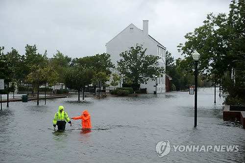 '물폭탄' 허리케인 美남동부 해안 상륙… 세력은 1등급으로 약화