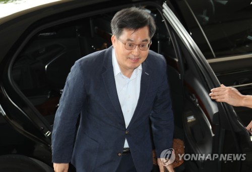 김동연 "금융규제 강화로 실수요자 피해 없도록 해야"