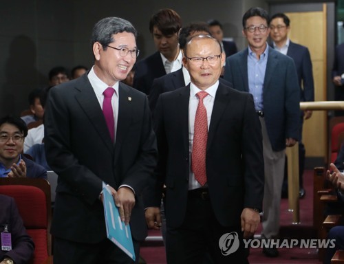 박항서 감독 "히딩크, 제게 큰 영향… 대결하면 승리 위해 최선"