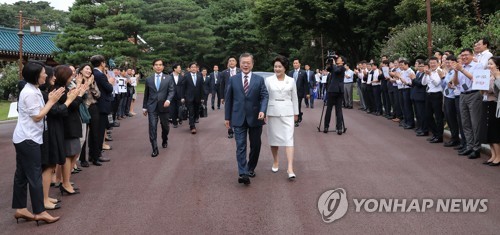 [평양정상회담] 문대통령 "잘다녀오겠습니다"… 허리숙여 인사