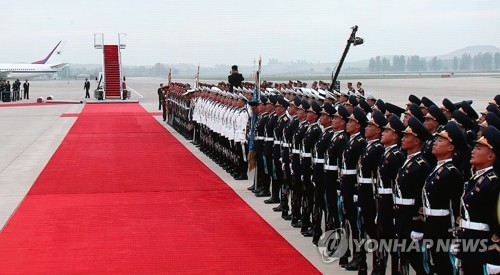 문대통령, 평양 순안공항서 北 의장대 사열