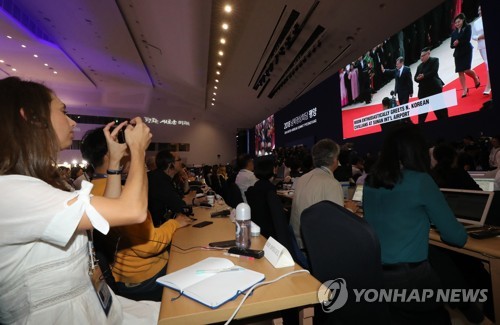 [평양정상회담] 프레스센터 내외신 2700명… 두정상 포옹 순간 숨죽여