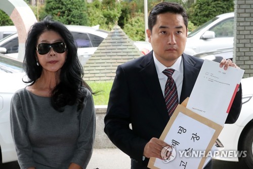 김부선, 이재명 검찰에 고소…"날 허언증 환자로 만들어"