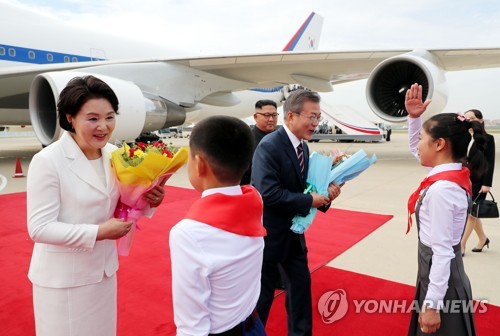 김정숙 여사, 北 영재교육기관 찾아… 리설주 여사는 불참