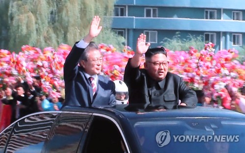 "최고영접"…김정은부부 공항마중·10만 환대속 동승카퍼레이드