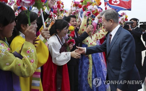 [평양정상회담] 외신들, 문 대통령-김 위원장 '평양 포옹' 조명