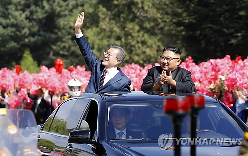 [평양정상회담] 김정은, 평양시민 앞에서 상석 내주며 파격