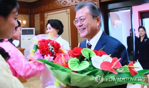 문대통령 "신뢰 차 있어 잘될 것" 김위원장 "더 큰 성과 내야"