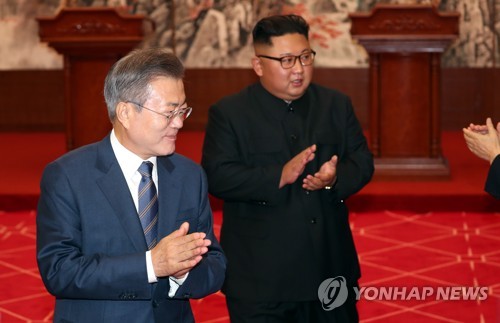 남북정상, 내일 함께 백두산행… "날씨 좋으면 천지까지"