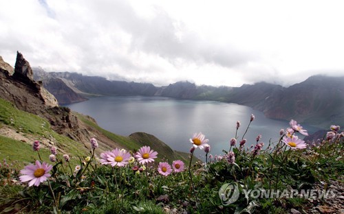 남북정상 백두산行… 김정은, 삼지연공항서 문대통령 영접후 동행