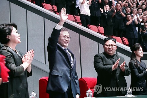 문 대통령·김위원장, 집단체조 관람…15만 관중 함성·기립박수