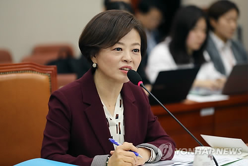 진선미 청문회… 동성애 옹호·주식 보유 공방