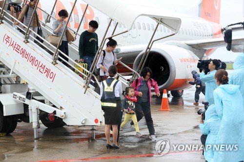 "설레는 고향길" 추석 연휴 첫날 터미널·도로 귀성행렬