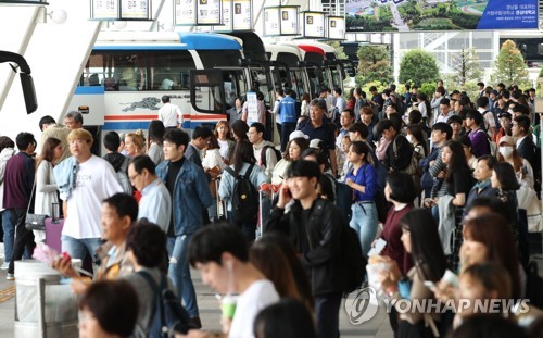 한가위 '민족대이동' 시작… 서울역·고속터미널 귀성객 몰려